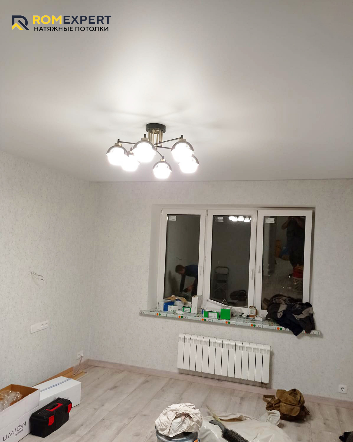 Натяжной потолок в гостиной